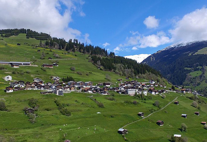 Dorf Andiast am Südhang in der Surselva