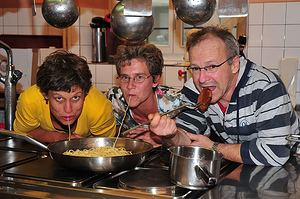 Kochteam beim Naschen