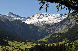 Ausblick vom Turnierplatzs auf Engstligenfälle und Grossstrubel