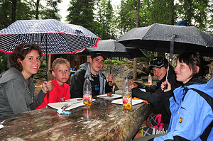 Mittagessen unter lauschigen Regenschirmen