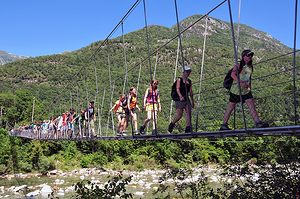 Eine Hängebrücke führt uns über die Maggia