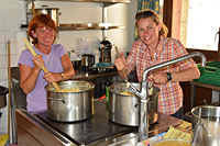 Susanne und Vera, unsere Küchenfeen