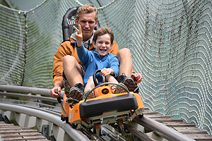 Mega! mit der längsten Rodelbahn der Schweiz ins Tal flitzen