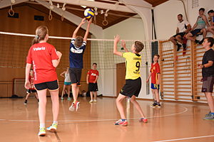 Präzise Würfe beim Netzball 