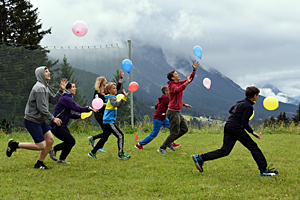 Gruppe Kuh beim Ballonstossen